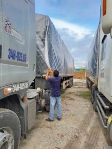 Khử trùng xe tải ở Hải Dương